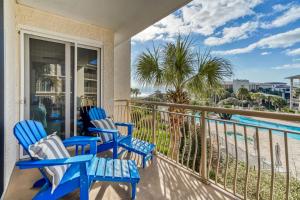 een balkon met blauwe stoelen en uitzicht op de oceaan bij HP 315 Condo by 30A Escapes in Rosemary Beach