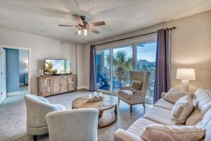 een woonkamer met een bank, stoelen en een tafel bij HP 315 Condo by 30A Escapes in Rosemary Beach