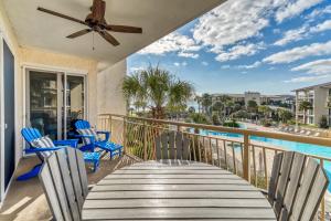 een balkon met stoelen en uitzicht op de oceaan bij HP 315 Condo by 30A Escapes in Rosemary Beach +31 foto's