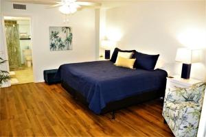 シエスタ・キーにあるGulf and Bay Club- M100のベッドルーム(青いベッド1台、椅子付) +45枚の写真