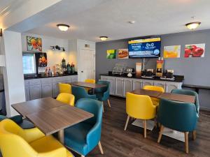 a restaurant with tables and chairs and a bar at Quality Inn & Suites Tulare in Tulare