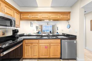 Nhà bếp/bếp nhỏ tại HP 15E Gulf Front Condo by 30A Escapes
