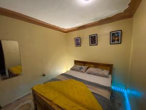 ジンジャにあるLa Jinjaのベッドと鏡のある小さな寝室 +12枚の写真