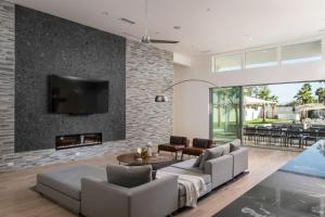 Μια τηλεόραση ή/και κέντρο ψυχαγωγίας στο Platinum @Elemento49 Pool Pickleball Sleeps 18