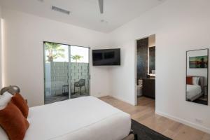 Ένα ή περισσότερα κρεβάτια σε δωμάτιο στο Platinum @Elemento49 Pool Pickleball Sleeps 18 +45 φωτογραφίες