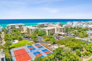 HP 124 Condo by 30A Escapes في روزماري بيتش: اطلالة جوية على منتجع مع المحيط