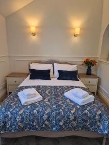 een slaapkamer met een bed met twee handdoeken erop bij Kirkgate 2 bed - Coorie Doon Stays in Irvine +9 foto's