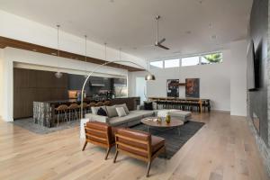 Χώρος καθιστικού στο Gold @ Elemento49 Pool Pickleball Sleeps 18