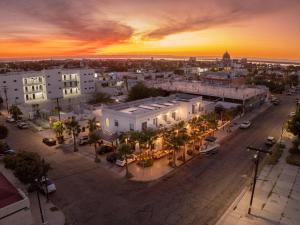 拉巴斯Hotel Casa Coronel的日落时分的城市空中景观