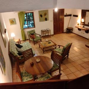 un salon avec une table et des chaises dans l'établissement Pueblo del mar Tila' s house, à Tamarindo