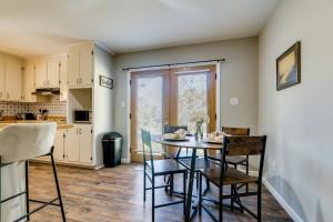 クレイトンにあるGolf and Hike Family Home 8 Mi to Downtown Claytonのテーブルと椅子のあるキッチンとダイニングルーム