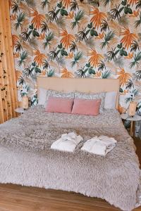 a bedroom with a bed with two towels on it at Villa romántica en Murcia con jacuzzi privado in Los López