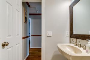 クレイトンにあるGolf and Hike Family Home 8 Mi to Downtown Claytonの洗面台と鏡のある白いバスルーム +17枚の写真