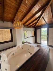 Ένα μπάνιο στο Oru Forest Retreat & Eco Lodge, just 15 minutes from the airport