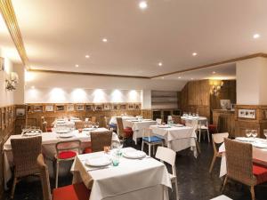 a restaurant with tables and chairs with white table cloth at Hotel Ibis Styles La Rioja Arnedo in Arnedo