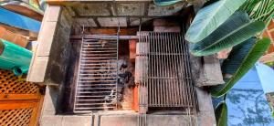 uma casinha de pássaros com janela e gaiola em Pousada dos Chalés - Araras em Araras Petropolis