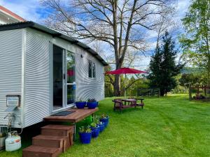 a backyard with a bench and a picnic table at Ongarue Cottage in Ongarue