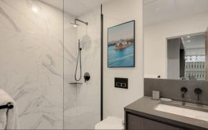 Et badeværelse på Corporate Stays The Wedge 1 Bedroom