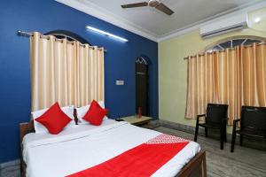 une chambre avec un lit avec des oreillers rouges dans l'établissement Hotel O Sonora Hotel, à Dhanbād 30 autres photos