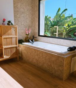 Villa Cora Murcia , Oasis De Relax في Los López: حوض استحمام في غرفة ذات نافذة كبيرة +54 صورة