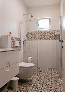 un bagno con doccia, WC e lavandino di בדרך לנחל a Sde Nehemia