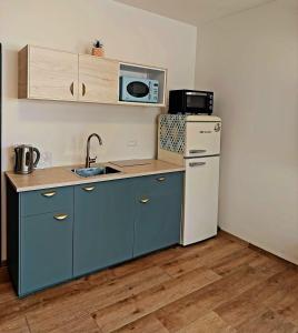 una cucina con frigorifero e forno a microonde di בדרך לנחל a Sde Nehemia