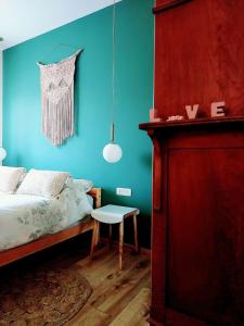 una camera da letto con un letto e una parete blu di בדרך לנחל a Sde Nehemia