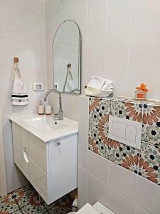 un bagno con lavandino e specchio di בדרך לנחל a Sde Nehemia Altre 22 foto