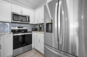 Kuchyň nebo kuchyňský kout v ubytování Elevated Beach Vibes – Bikes, Beach, Views + 16 fotografií