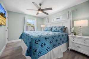 Postel nebo postele na pokoji v ubytování 2-Unit Beach Combo – Bikes, Sand & Sunsets