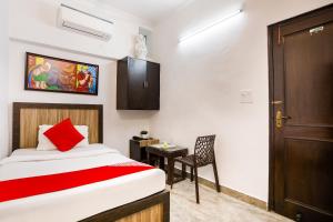 Ένα ή περισσότερα κρεβάτια σε δωμάτιο στο Hotel O SURYA INN +48 φωτογραφίες