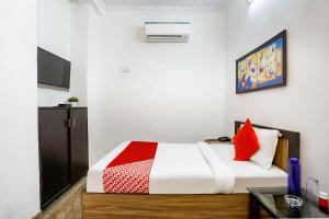 Ένα ή περισσότερα κρεβάτια σε δωμάτιο στο Hotel O SURYA INN