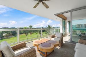 ein Zimmer mit Balkon mit Stühlen und Tisch in der Unterkunft Condo en Nuevo Vallarta con acceso a playa in Mezcales