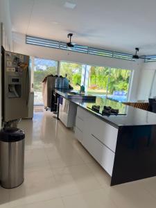 Espectacular Casa Campestre entre Giradot-Espinal في فلاندز: مطبخ مع كونتر كبير في الغرفة +37 صورة