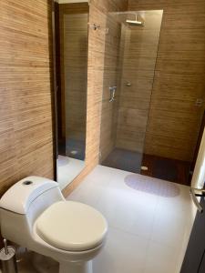 Espectacular Casa Campestre entre Giradot-Espinal في فلاندز: حمام مع مرحاض ودش