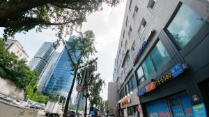 - une vue sur une rue de la ville avec de grands bâtiments dans l'établissement K-Grand Hotel Seoul, à Séoul