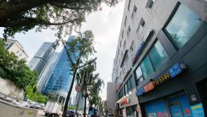 首爾的住宿－K-Grand Hotel Seoul，享有拥有高楼建筑的城市街道的景色
