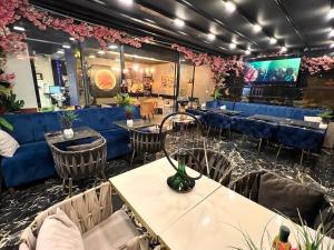 A restaurant or other place to eat at LEVENT PALACE REZİDANS