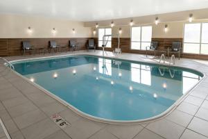uma grande piscina em um quarto de hotel em Fairfield Inn & Suites Saginaw em Saginaw