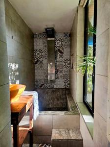 A bathroom at Ecohotel Zona 7 en Rionegro Még 65 kép