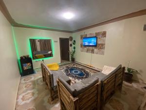 ジンジャにあるLa Jinjaのリビングルーム(ベッド2台、テレビ付)