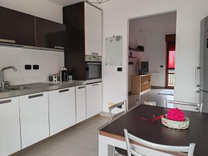 Kuchyň nebo kuchyňský kout v ubytování La casa di Dante - Racconigi