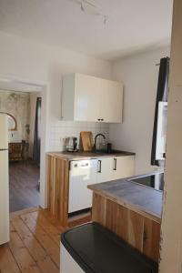 Η κουζίνα ή μικρή κουζίνα στο Cozy nest in half-timbered house from 1806