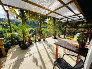 A garden outside Ecohotel Zona 7 en Rionegro