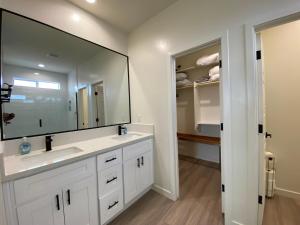 Koupelna v ubytování Surf Inn Lake Powell Sleeps 15 Hot Tub Views + 94 fotografií