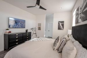 Postel nebo postele na pokoji v ubytování Surf Inn Lake Powell Sleeps 15 Hot Tub Views