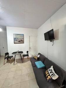 TV a/nebo společenská místnost v ubytování EcoSurf Villa Sunzal, La Libertad