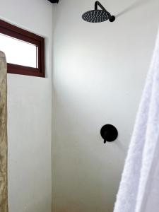 a room with a white wall and a window at Buena Vista in El Paredón Buena Vista