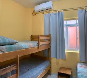 Ένα ή περισσότερα κρεβάτια σε δωμάτιο στο Pousada Fênix,com piscina -250 METROS DA PRAIA +80 φωτογραφίες