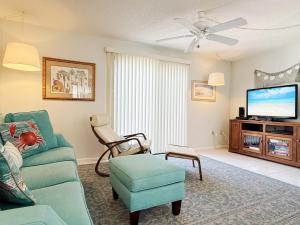 Μια τηλεόραση ή/και κέντρο ψυχαγωγίας στο Sunburst Escape w/ Heated Pool, Dock & Beach